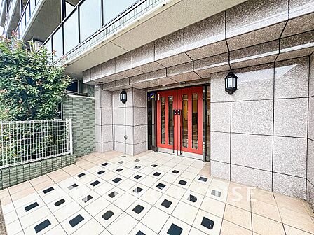 住む人や訪れる人やさしくエスコートする玄関アプローチ。