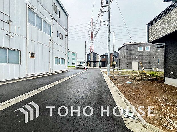 前面道路含む現地写真『快適』は「家」と「街」と「環境」が調和した時に訪れるだと改めて感じさせてくれます。