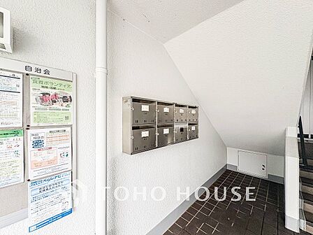 取り出しやすいエントランス内郵便受け。
