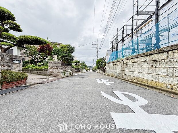 前面道路含む現地写真『快適』は「家」と「街」と「環境」が調和した時に訪れるだと改めて感じさせてくれます。