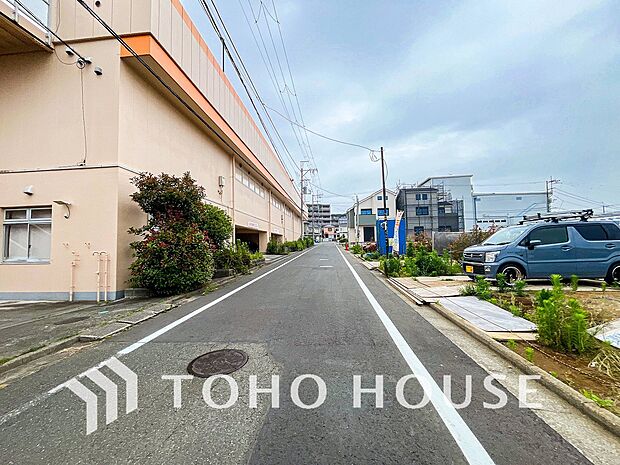 前面道路含む現地写真『快適』は「家」と「街」と「環境」が調和した時に訪れるだと改めて感じさせてくれます。