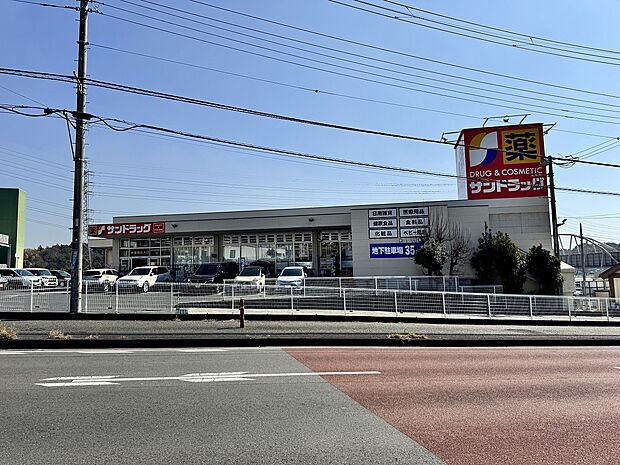医薬品、化粧品、ベビー用品、医療・介護用品、生活用品、食料品、お酒など幅広い品ぞろえ。駐車場も広く使いやすいです。