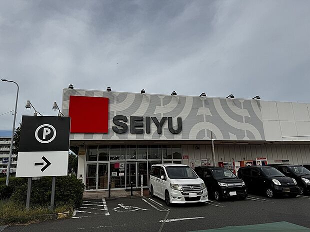 24時間営業が嬉しい頼りになるスーパー。お求めやすい価格で品ぞろえも豊富です。