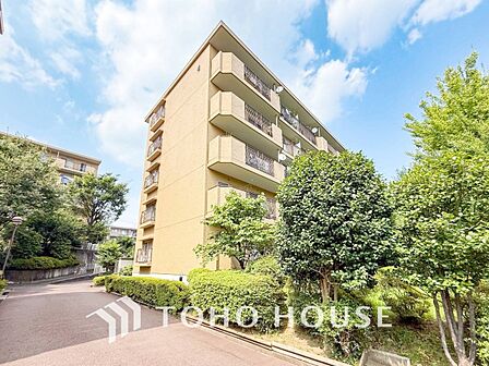 住む人を映し出す洗練された佇まいは、いつまでも輝き続けながらいつしか街の風景に溶け込んでいきます。