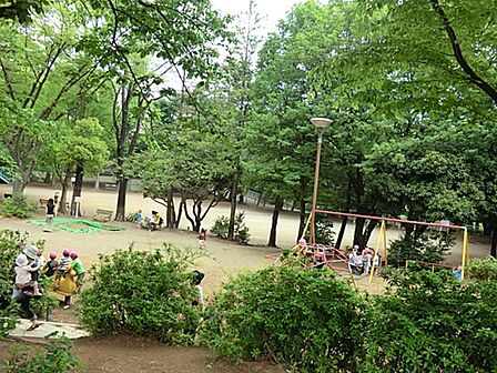 小さい子が楽しむエリアにはカバの乗りもの、滑り台、お砂場、動物の乗り物があります。
