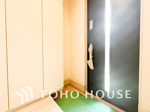 住まいの顔となる玄関は、落ち着きと華やぎの満ちた空間に。