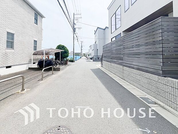 前面道路含む現地写真『快適』は「家」と「街」と「環境」が調和した時に訪れるだと改めて感じさせてくれます。