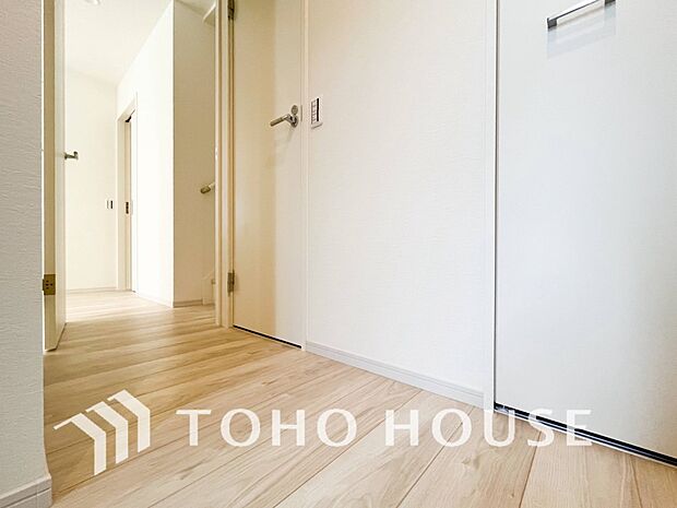 上質感漂う廊下。居住者の帰り、訪れる方を優しく迎える・安らぎに満ちた生活空間を予感させる。