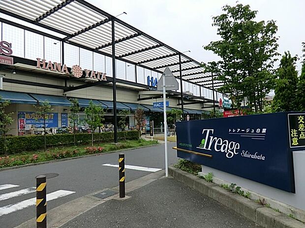 スーパーやドラッグストアや回転寿司、病院や書店など様々なジャンルのテナントが入った複合施設。