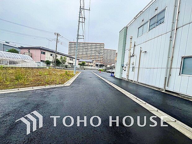 前面道路含む現地写真『快適』は「家」と「街」と「環境」が調和した時に訪れるだと改めて感じさせてくれます。