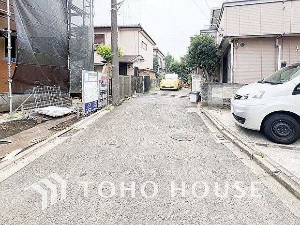 前面道路含む現地写真『快適』は「家」と「街」と「環境」が調和した時に訪れるだと改めて感じさせてくれます。