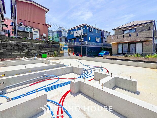 住む人を映し出す洗練された佇まいは、いつまでも輝き続けながらいつしか街の風景に溶け込んでいきます。