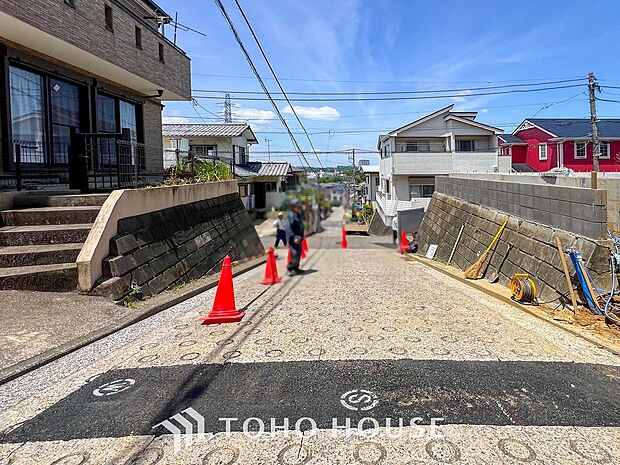 前面道路含む現地写真『快適』は「家」と「街」と「環境」が調和した時に訪れるだと改めて感じさせてくれます。