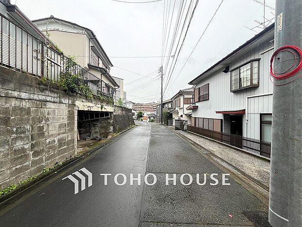 前面道路含む現地写真『快適』は「家」と「街」と「環境」が調和した時に訪れるだと改めて感じさせてくれます。