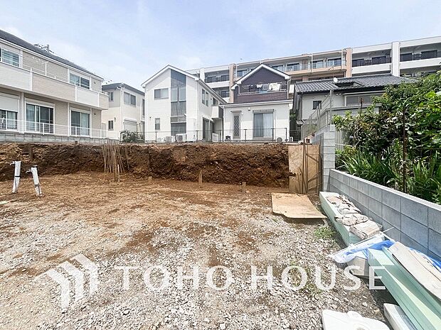 爽やかな青空の下に贅沢なほどに降り注ぐ陽光、豊かな居住性と、クオリティが見事に調和した住空間。