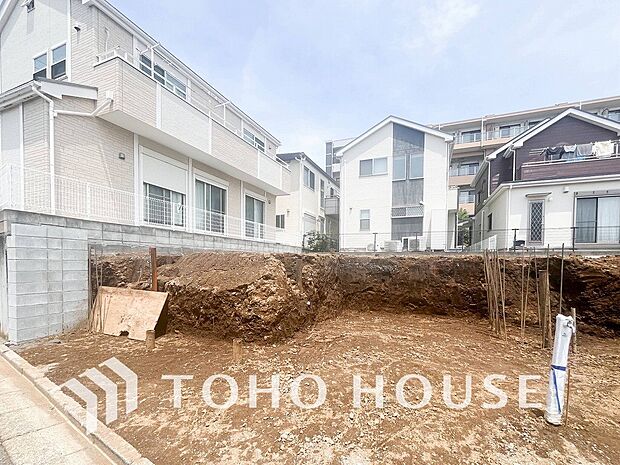 閑静な住宅街の一角、ひと時のくつろぎが生まれ、ゆっくりと愛着が育まれていきます。