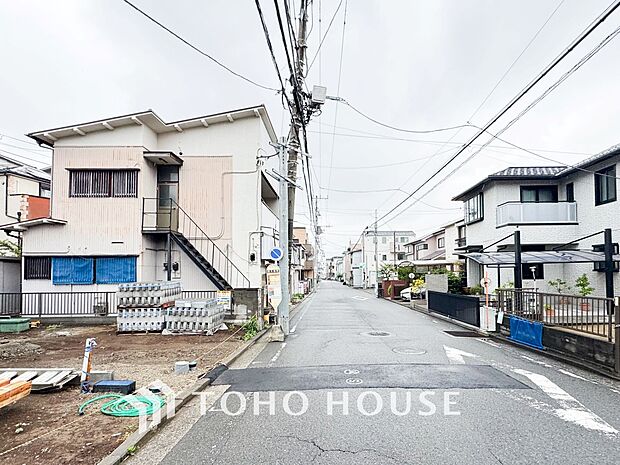 前面道路含む現地写真『快適』は「家」と「街」と「環境」が調和した時に訪れるだと改めて感じさせてくれます。