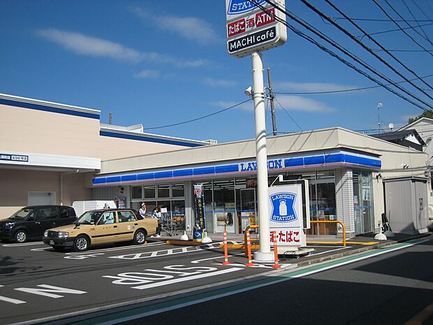 24時間営業ですので、急な買い物に便利です。駐車場もあります。