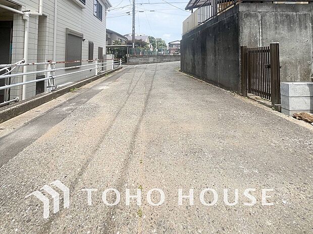 前面道路含む現地写真『快適』は「家」と「街」と「環境」が調和した時に訪れるだと改めて感じさせてくれます。