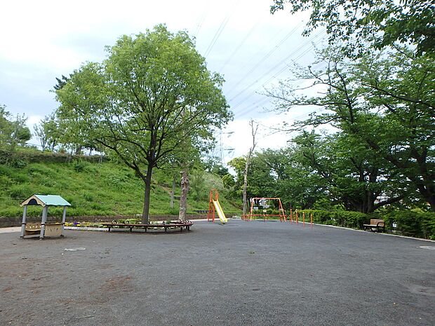 高台にあり桜の名所として知られています。2012年にリニューアル、展望デッキや広場も整備されました。