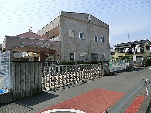 園舎、園庭は南面して日当り、通風、採光、防音等よく考慮しています。教具、遊具、運動具それに園児専用大プール等一応整っています。