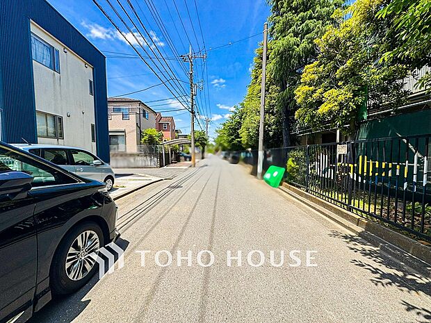 前面道路含む現地写真『快適』は「家」と「街」と「環境」が調和した時に訪れるだと改めて感じさせてくれます。