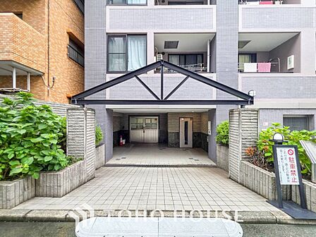 プライベート感が高まる、居住者を優しく迎え入れてくれるエントランス。