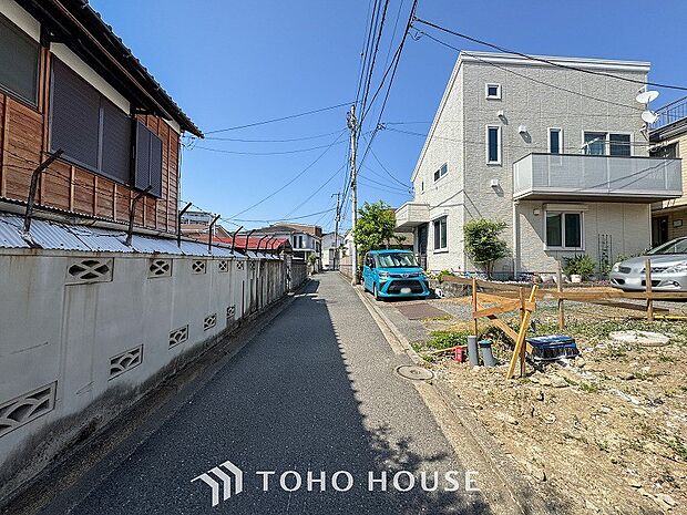 前面道路含む現地写真『快適』は「家」と「街」と「環境」が調和した時に訪れるだと改めて感じさせてくれます。