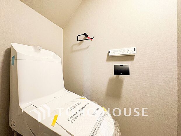 トイレはシンプルにホワイトで統一した温水洗浄付です。