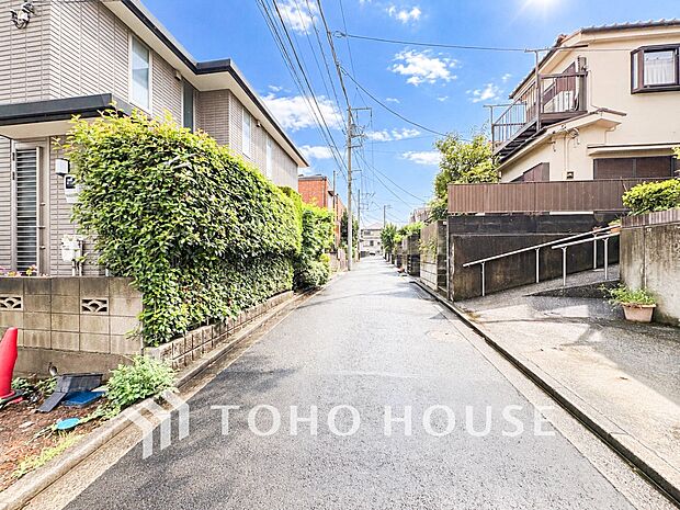 前面道路含む現地写真『快適』は「家」と「街」と「環境」が調和した時に訪れるだと改めて感じさせてくれます。