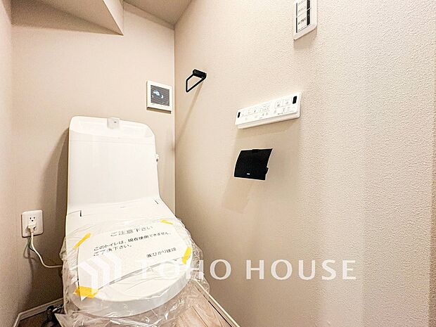 トイレはシンプルにホワイトで統一した温水洗浄付です。