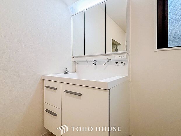 洗面台・洗面所十分な大きさの洗面台は、朝の慌ただしい時間でも余裕とゆとりを感じて頂けます。