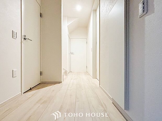 上質感漂う廊下。居住者の帰り、訪れる方を優しく迎える・安らぎに満ちた生活空間を予感させる。