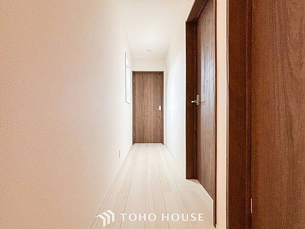 上質感漂う廊下。居住者の帰り、訪れる方を優しく迎える・安らぎに満ちた生活空間を予感させる。