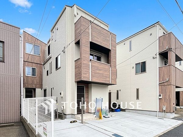 住む人を映し出す洗練された佇まいは、いつまでも輝き続けながらいつしか街の風景に溶け込んでいきます。