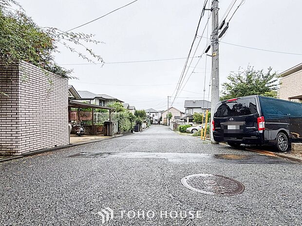 前面道路含む現地写真『快適』は「家」と「街」と「環境」が調和した時に訪れるだと改めて感じさせてくれます。