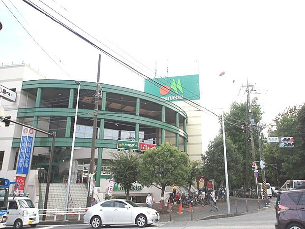 朝10時から夜11時まで営業のスーパー(毎週日曜日は朝9時より開店)。
