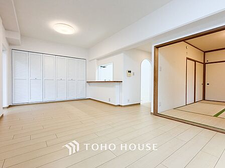 家族と過ごすひと時を溢れる光が優しく包み込むリビングダイニング。