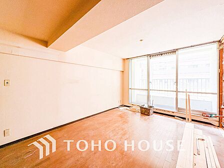 やわらかな陽射しがふりそそぎ、室内に開放感と爽快感をもたらします。