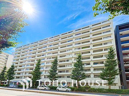 前面道路含む現地写真『快適』は「家」と「街」と「環境」が調和した時に訪れるだと改めて感じさせてくれます。