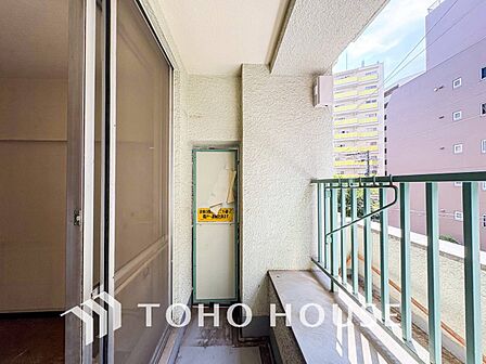 暮らしの中で光と風を演出してくれるバルコニー。