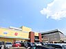 周辺：スーパー・衣料品・本・雑貨など何でも揃います。フードコートも多数あります。