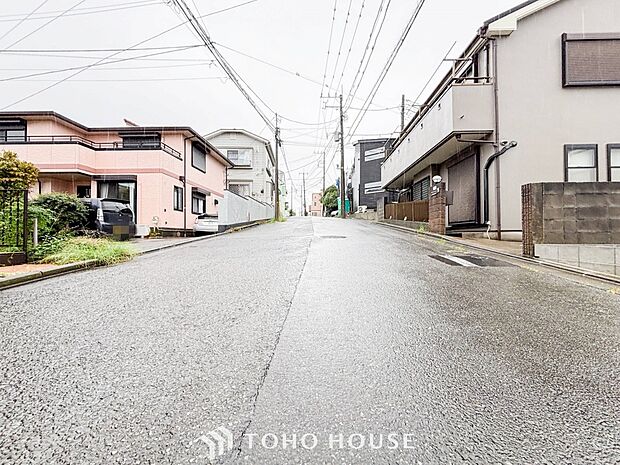 前面道路含む現地写真『快適』は「家」と「街」と「環境」が調和した時に訪れるだと改めて感じさせてくれます。