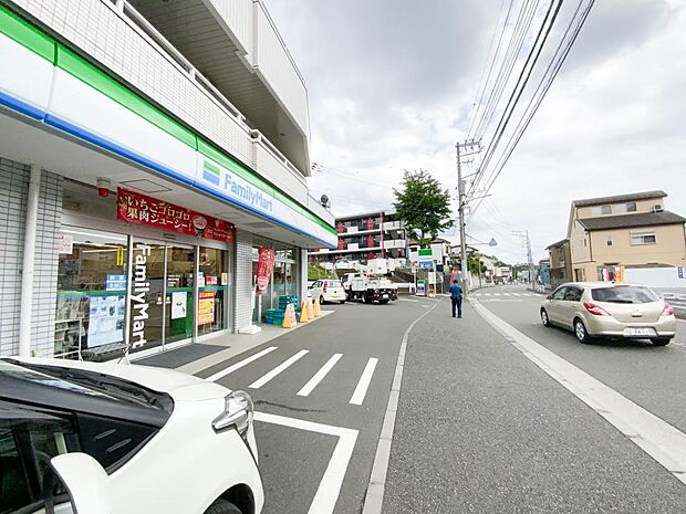 食料品や生活雑貨などが揃う安心便利なコンビニエンスストア。