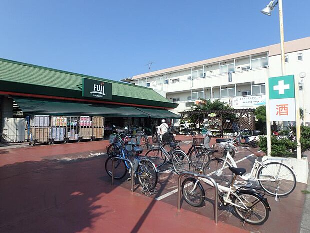 ~楽しい食卓を応援します!~をモットーに、新鮮な食品や日用品を取り揃えている地域密着のスーパー。