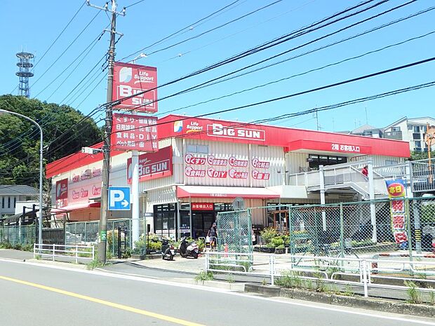 食料品や日用品も揃った大型のドラッグストア。プライベート商品も充実しています。