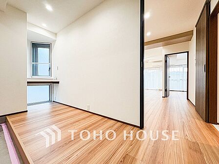 上質感漂う廊下。居住者の帰り、訪れる方を優しく迎える・安らぎに満ちた生活空間を予感させる。