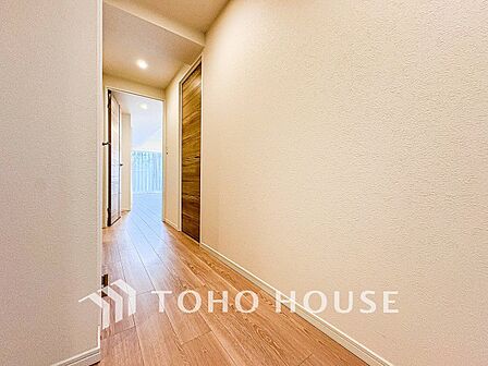 上質感漂う廊下。居住者の帰り、訪れる方を優しく迎える・安らぎに満ちた生活空間を予感させる。