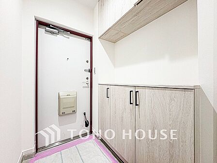 居住者の帰り、訪れる方を優しく迎えてくれる玄関です。