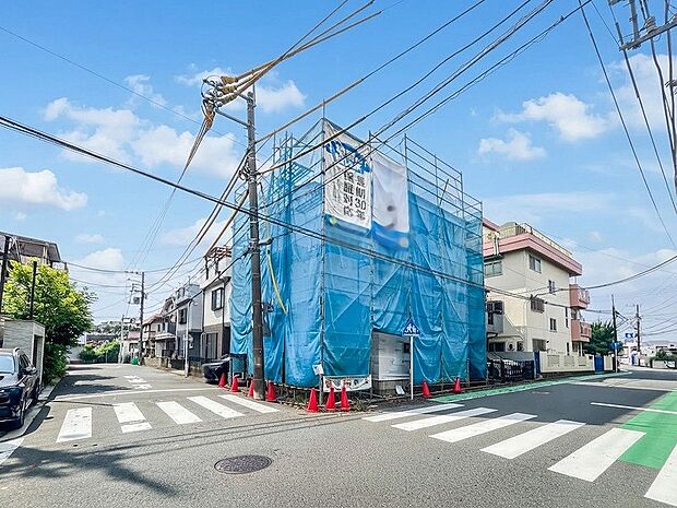 爽やかな青空の下に贅沢なほどに降り注ぐ陽光、豊かな居住性と、クオリティが見事に調和した住空間。